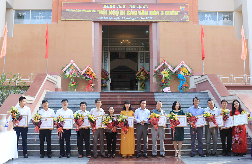 Khai mạc trưng bày chuyên đề “Hội ngộ Di sản văn hóa ba miền” Khai mạc trưng bày chuyên đề “Hội ngộ Di sản văn hóa ba miền”