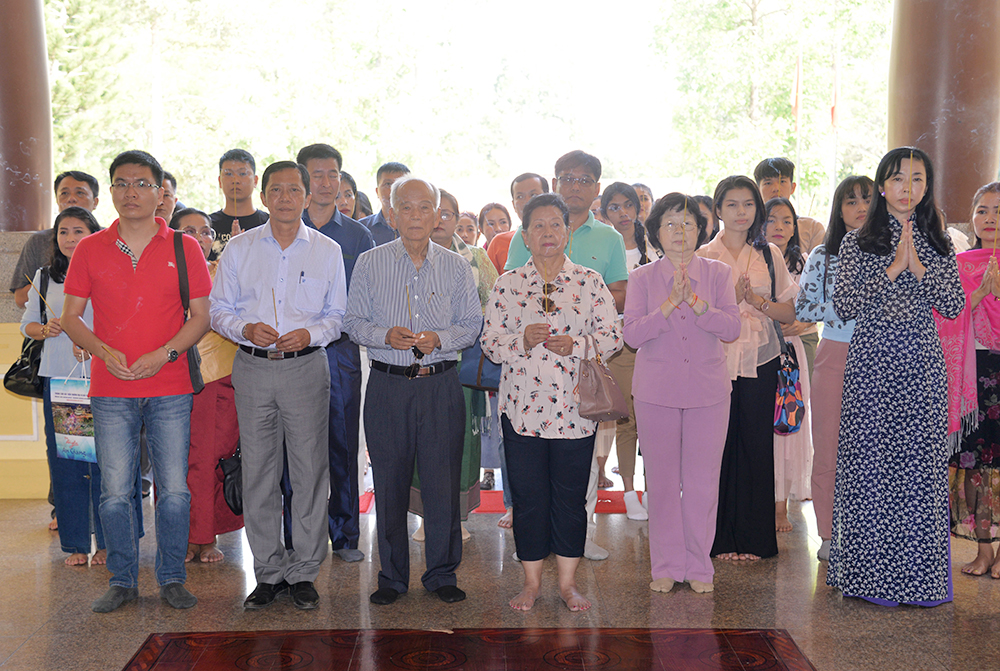 Bộ Văn hóa và Nghệ thuật Campuchia viếng, dâng hoa, dâng hương Đền thờ Chủ tịch Tôn Đức Thắng Bộ Văn hóa và Nghệ thuật Campuchia viếng, dâng hoa, dâng hương Đền thờ Chủ tịch Tôn Đức Thắng