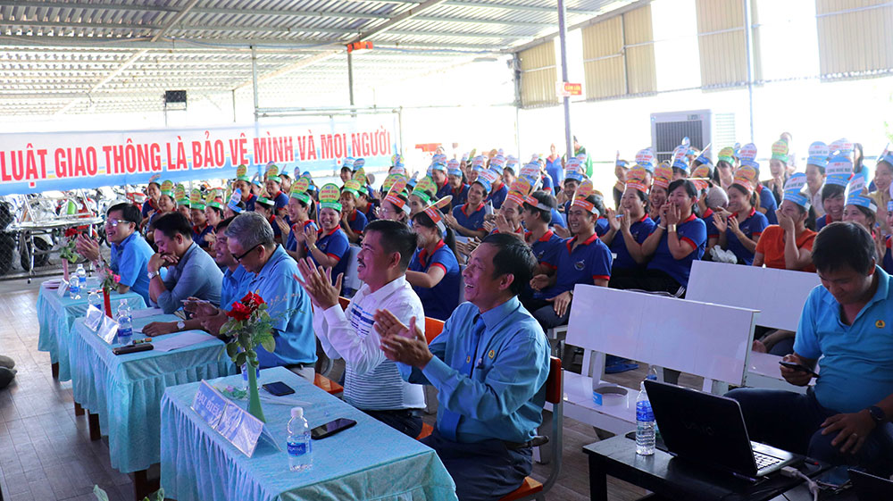 Hội thi công nhân với kiến thức an toàn giao thông tại huyện Phú Tân