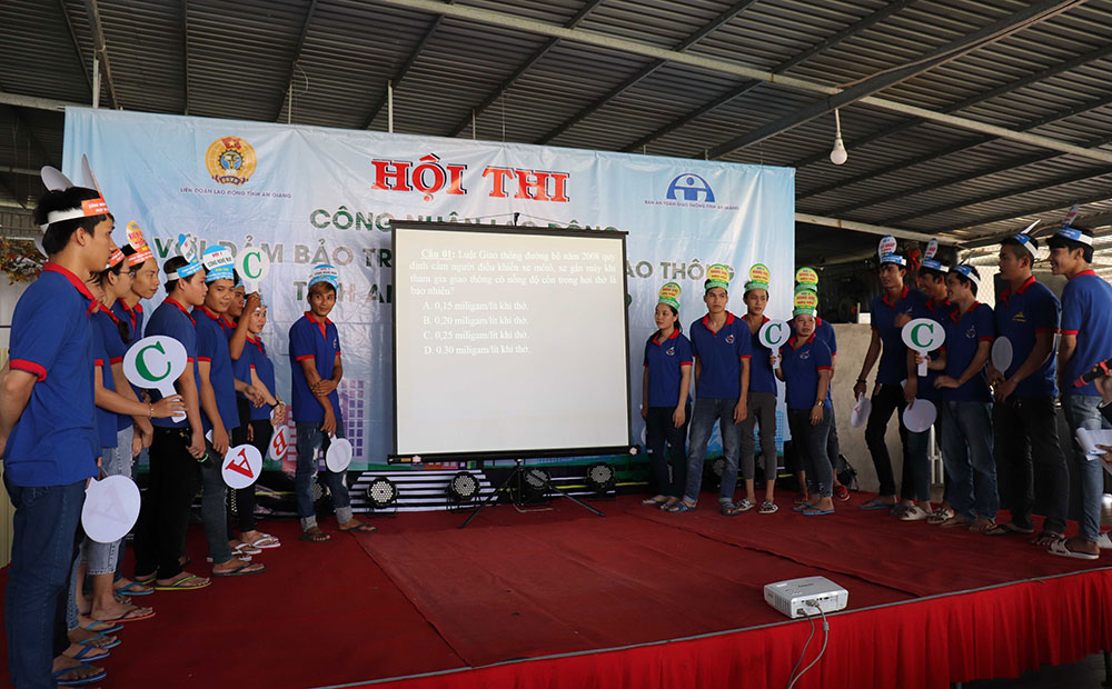 Hội thi công nhân với kiến thức an toàn giao thông tại huyện Phú Tân