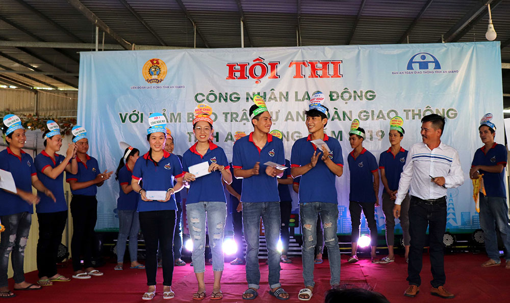 Hội thi công nhân với kiến thức an toàn giao thông tại huyện Phú Tân