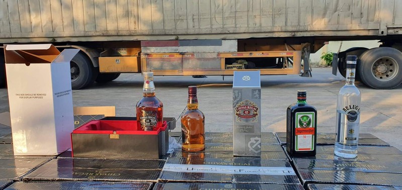 Bắt giữ xe container chở rượu ngoại không rõ nguồn gốc tại Bình Thuận