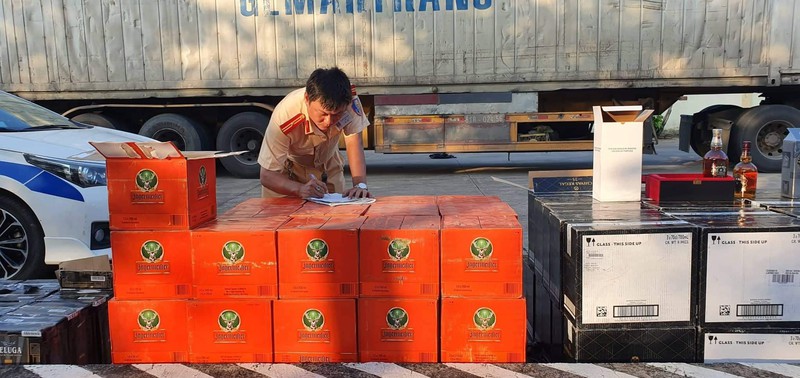 Bắt giữ xe container chở rượu ngoại không rõ nguồn gốc tại Bình Thuận
