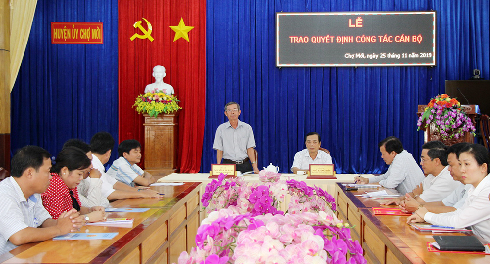 Chợ Mới trao quyết định điều động, bổ nhiệm 11 cán bộ