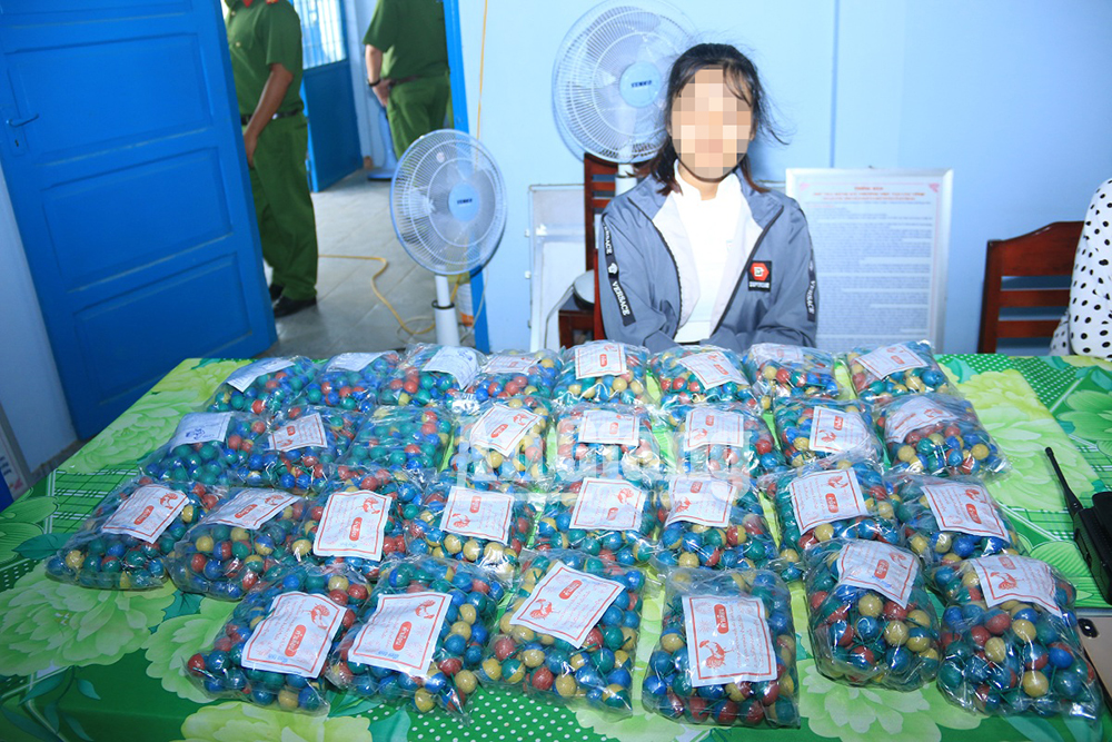 2 học sinh tàng trữ, vận chuyển hơn 3.000 viên pháo bị bắt