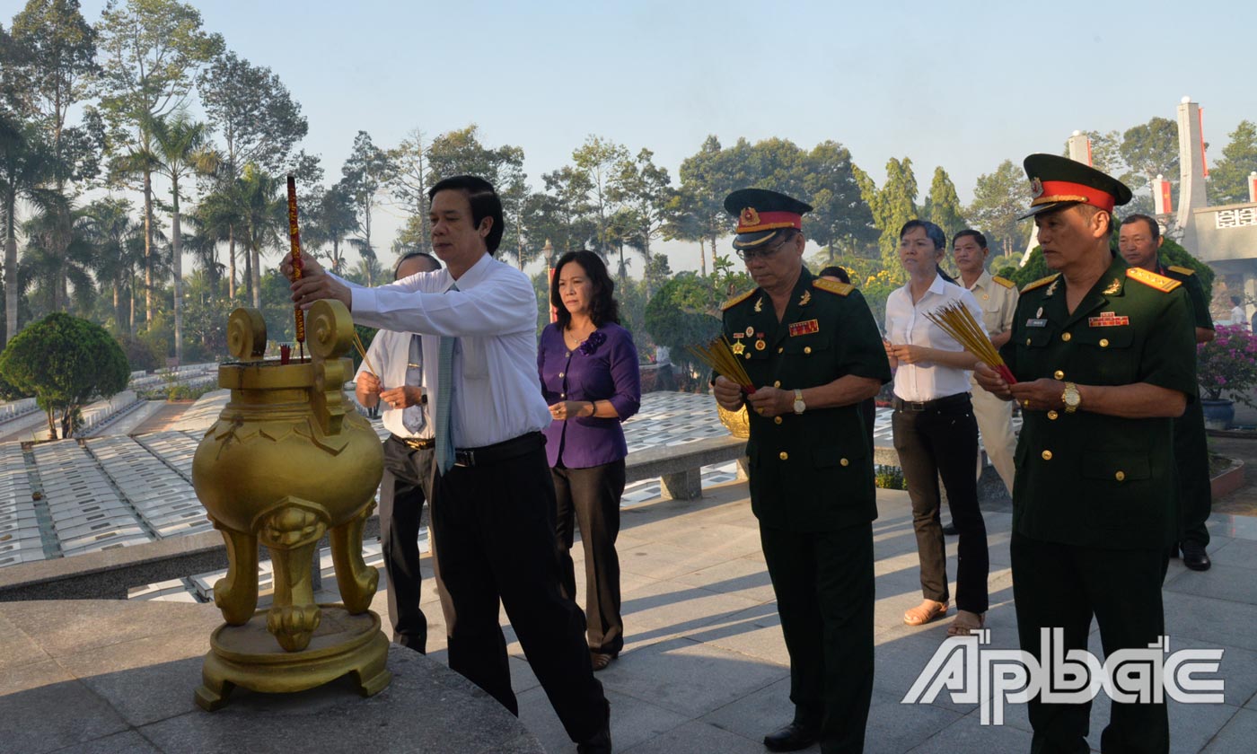 Lãnh đạo tỉnh Tiền Giang viếng Nghĩa trang Liệt sĩ tỉnh