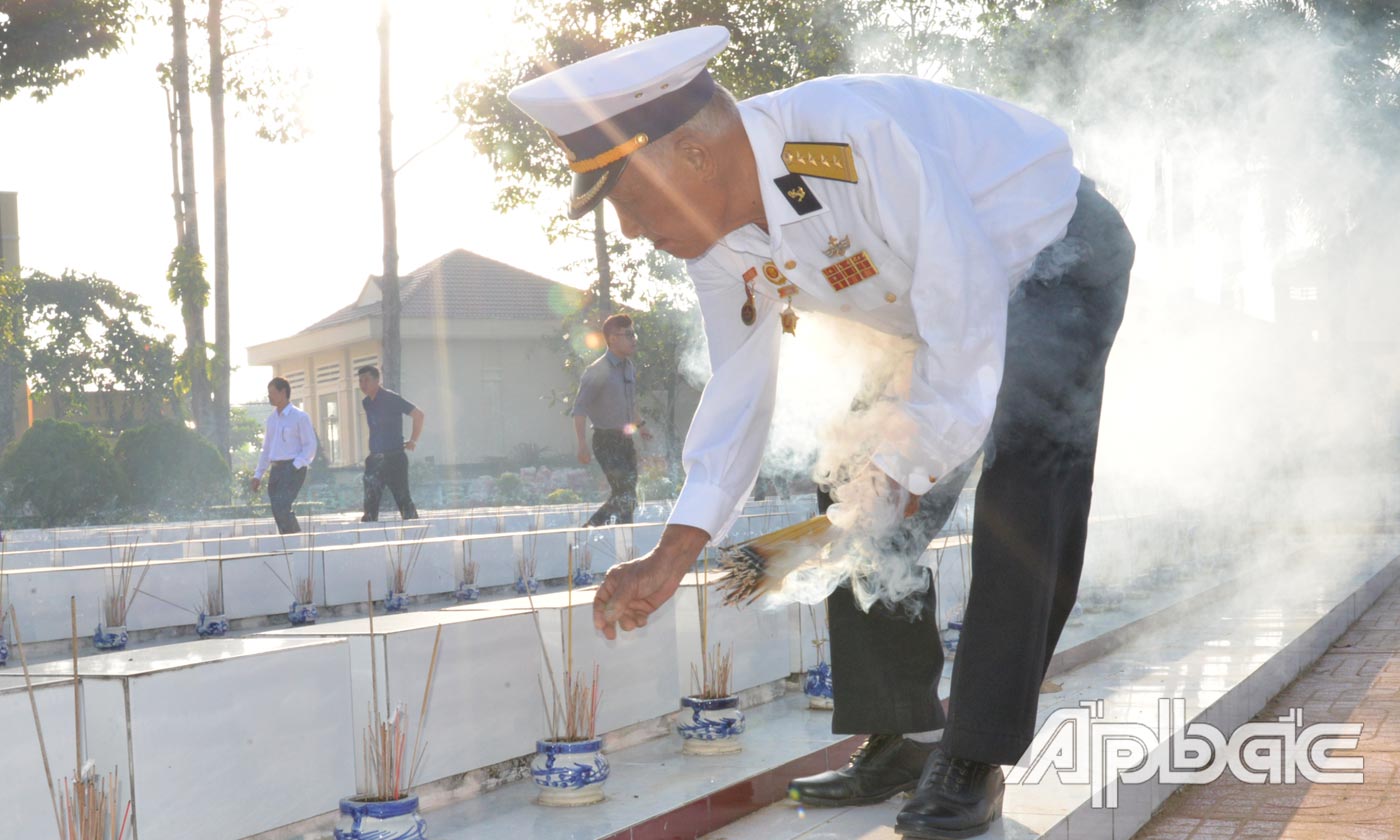 Lãnh đạo tỉnh Tiền Giang viếng Nghĩa trang Liệt sĩ tỉnh