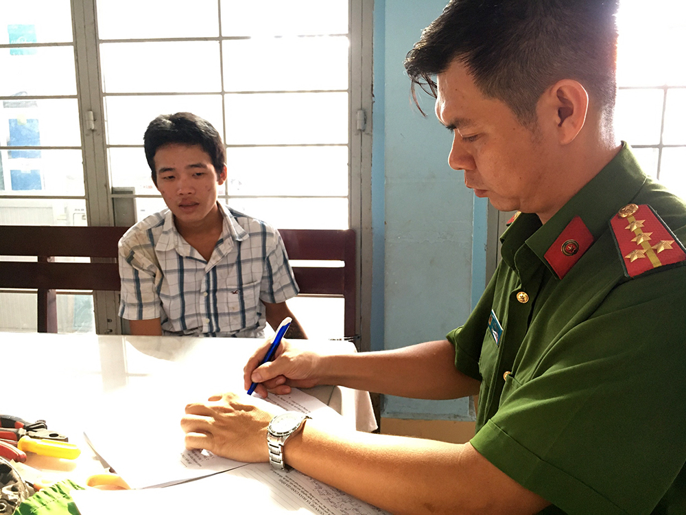Bắt giữ đối tượng trộm tài sản công trình xây dựng Bắt giữ đối tượng leo rào trộm tài sản công trình xây dựng