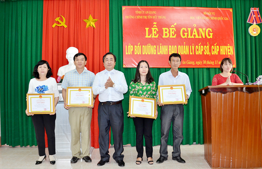 Bế giảng lớp bồi dưỡng cán bộ lãnh đạo, quản lý Bế giảng lớp bồi dưỡng cán bộ lãnh đạo, quản lý