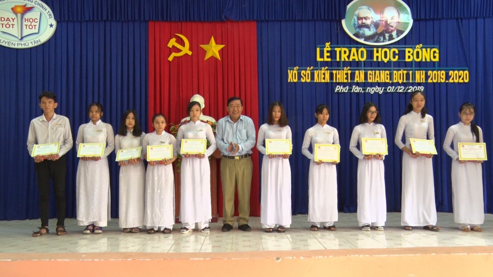 Trao 240 suất Học bổng Xổ số kiến thiết cho học sinh huyện Phú Tân