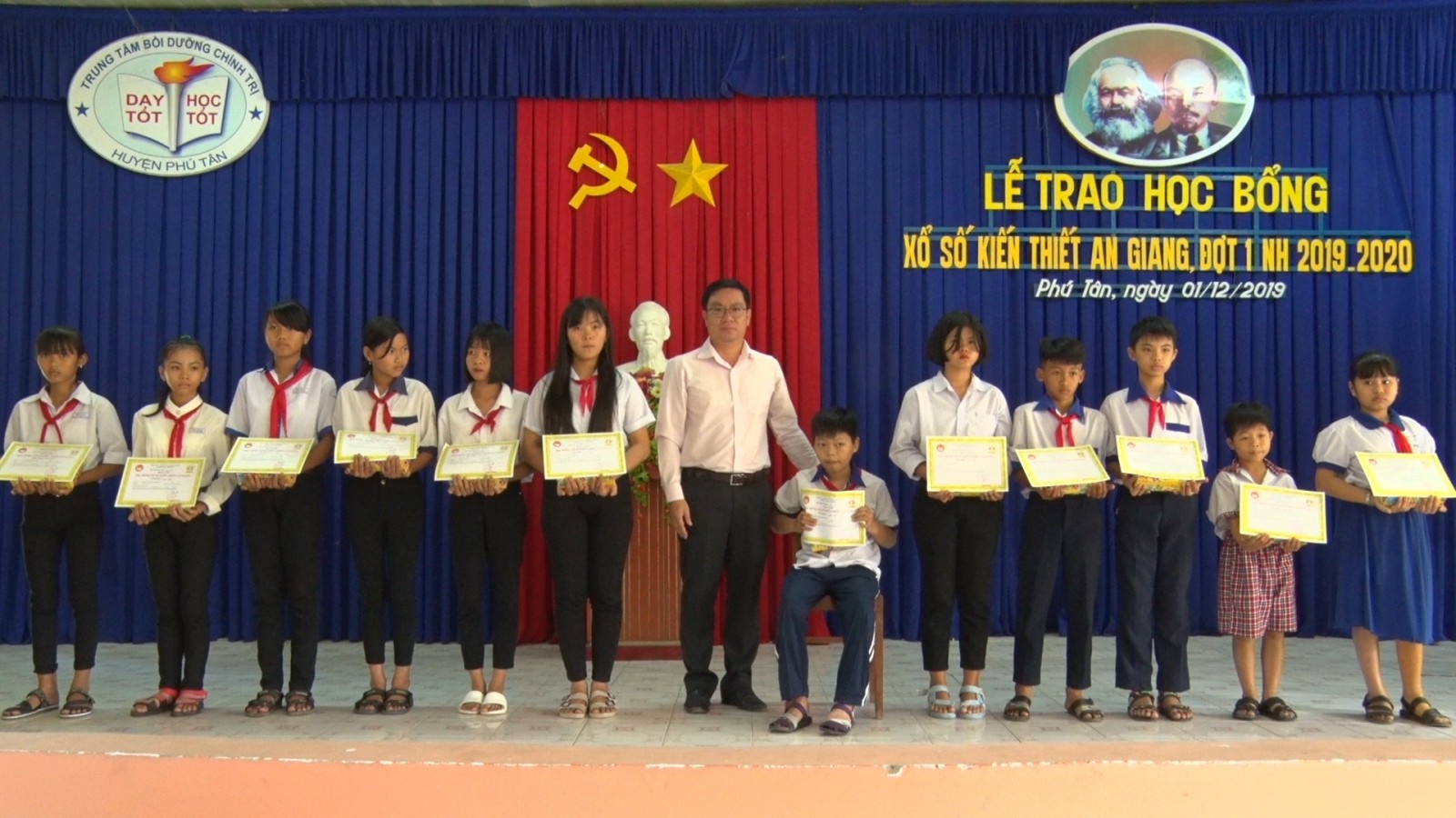 Trao 240 suất Học bổng Xổ số kiến thiết cho học sinh huyện Phú Tân