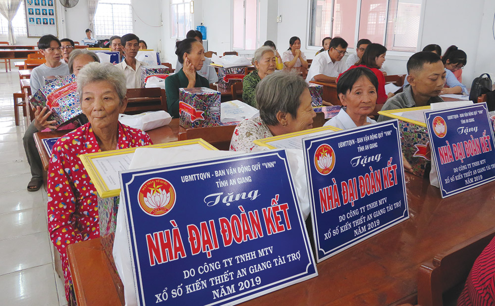 Hộ nghèo với niềm vui được “an cư”