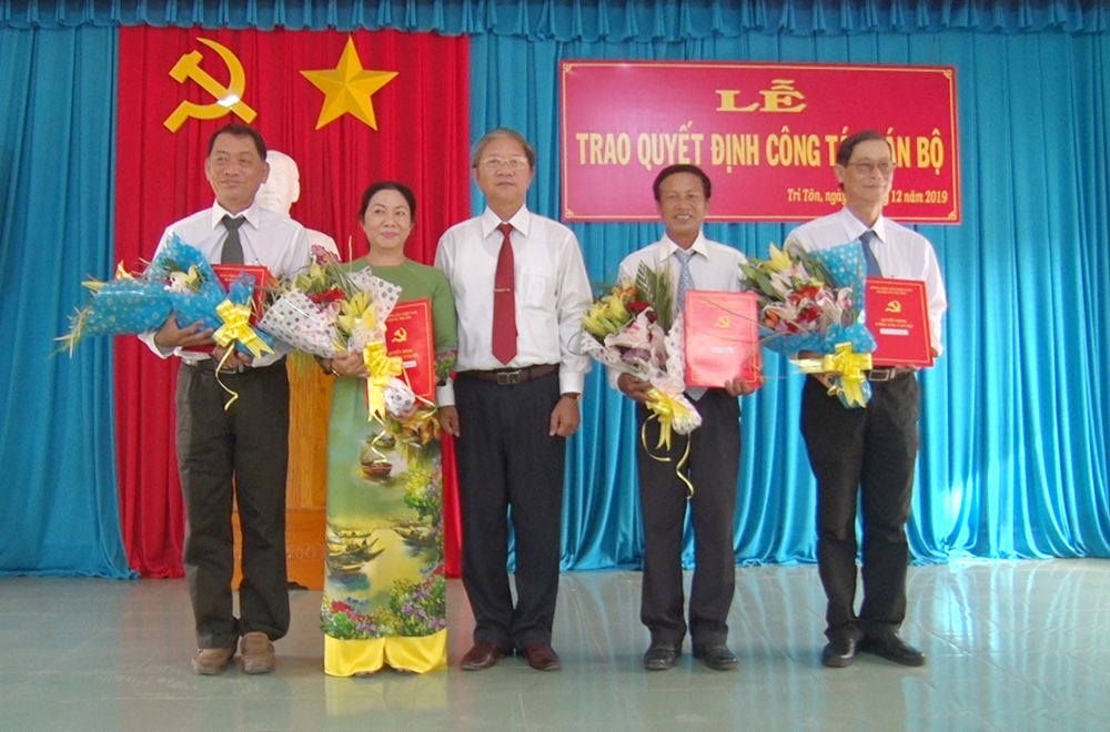 4 cán bộ huyện Tri Tôn nhận nhiệm vụ mới 4 cán bộ huyện Tri Tôn nhận nhiệm vụ mới