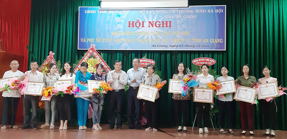 Biểu dương những người yêu trẻ và phụ nữ vượt khó hoàn thành xuất sắc nhiệm vụ