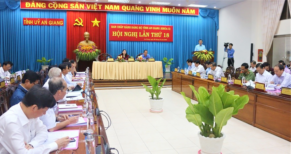 Hội nghị Ban Chấp hành Đảng bộ tỉnh lần thứ 18 (khóa X): Trao quyết định nhân sự của Ban Bí thư Trung ương Đảng Hội nghị Ban Chấp hành Đảng bộ tỉnh lần thứ 18 (khóa X): Trao quyết định nhân sự của Ban Bí thư Trung ương Đảng