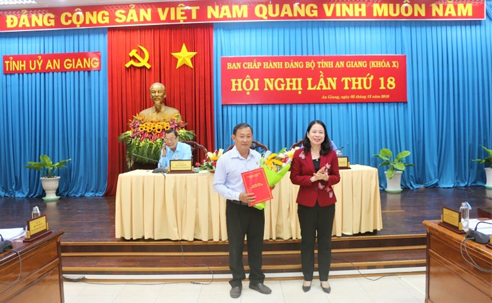 Hội nghị Ban Chấp hành Đảng bộ tỉnh lần thứ 18 (khóa X): Trao quyết định nhân sự của Ban Bí thư Trung ương Đảng Hội nghị Ban Chấp hành Đảng bộ tỉnh lần thứ 18 (khóa X): Trao quyết định nhân sự của Ban Bí thư Trung ương Đảng
