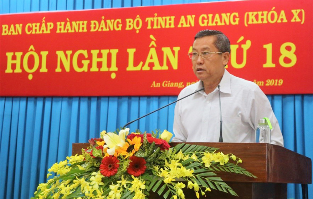 Hội nghị Ban Chấp hành Đảng bộ tỉnh lần thứ 18 (khóa X): Trao quyết định nhân sự của Ban Bí thư Trung ương Đảng Hội nghị Ban Chấp hành Đảng bộ tỉnh lần thứ 18 (khóa X): Trao quyết định nhân sự của Ban Bí thư Trung ương Đảng