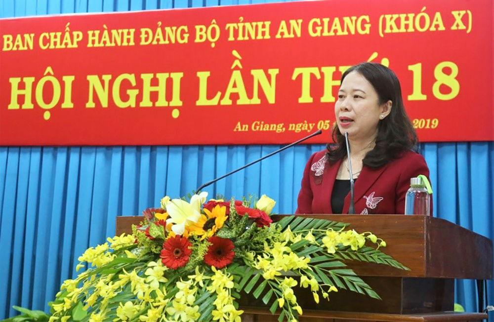 Hội nghị Ban Chấp hành Đảng bộ tỉnh lần thứ 18 (khóa X): Trao quyết định nhân sự của Ban Bí thư Trung ương Đảng Hội nghị Ban Chấp hành Đảng bộ tỉnh lần thứ 18 (khóa X): Trao quyết định nhân sự của Ban Bí thư Trung ương Đảng