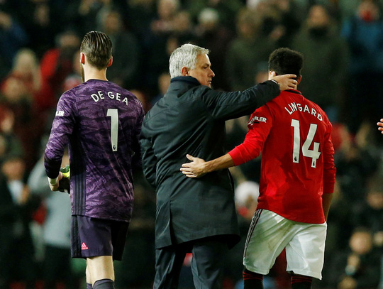 Marcus Rashford đánh bại đội bóng của Mourinho ở Old Trafford