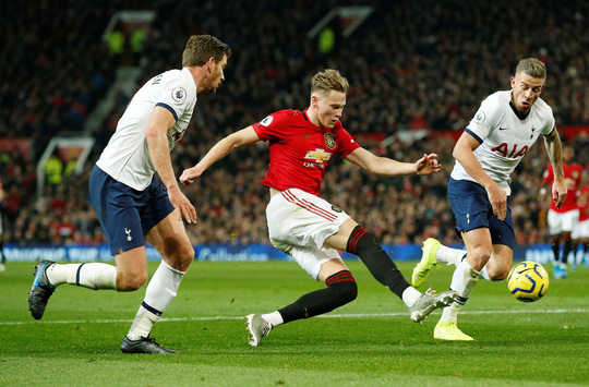 Marcus Rashford đánh bại đội bóng của Mourinho ở Old Trafford