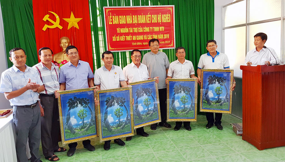 Bàn giao 50 căn nhà Đại đoàn kết cho hộ nghèo huyện Tịnh Biên