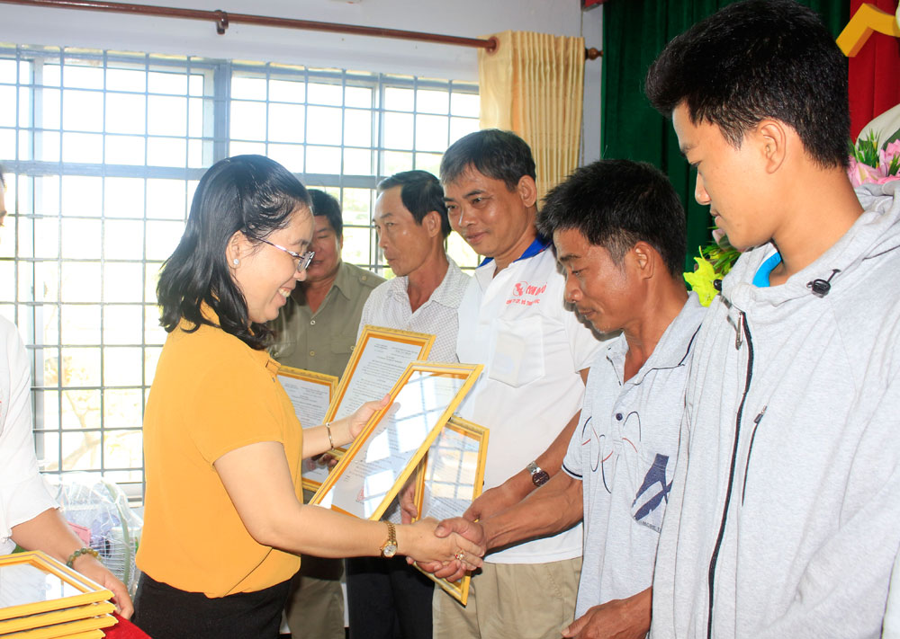 Bình Khánh trao 10 căn nhà Đại đoàn kết cho hộ nghèo, cận nghèo
