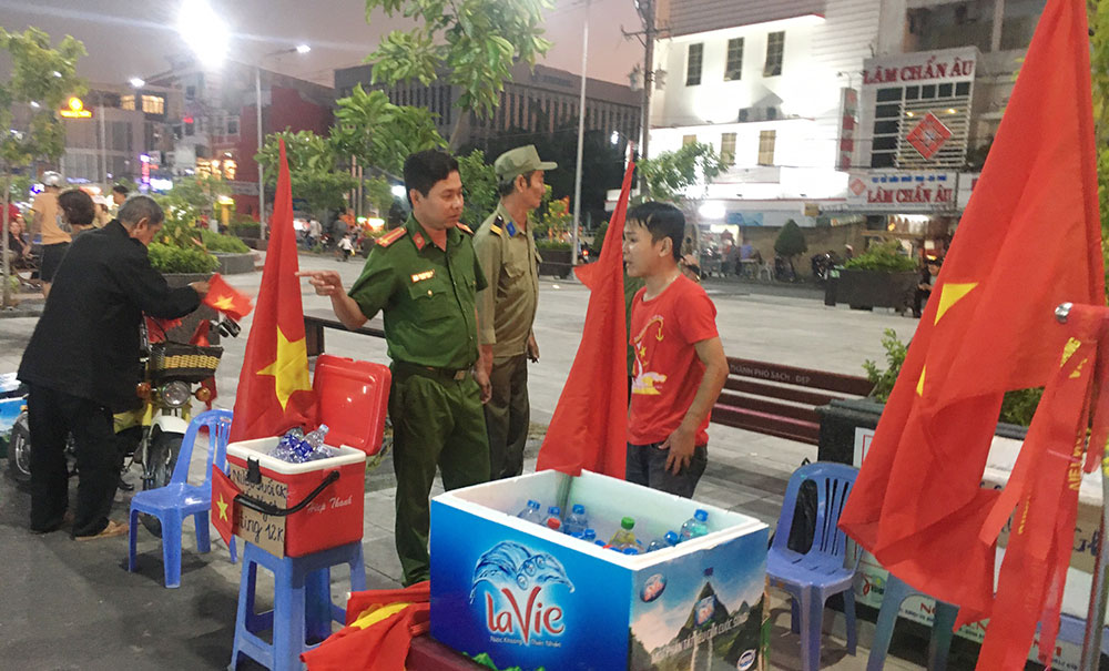 Hàng ngàn người dân Long Xuyên vỡ òa với chiếc huy chương vàng môn bóng đá nam SEA Games 30