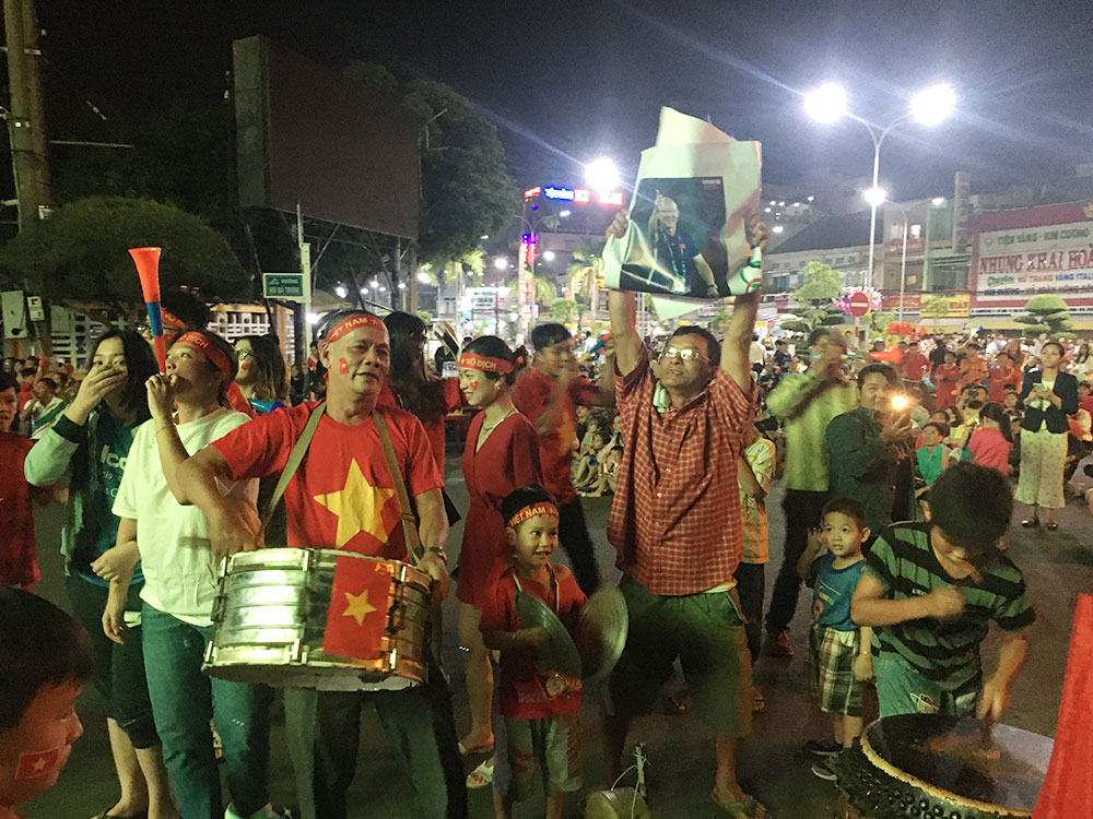 Hàng ngàn người dân Long Xuyên vỡ òa với chiếc huy chương vàng môn bóng đá nam SEA Games 30