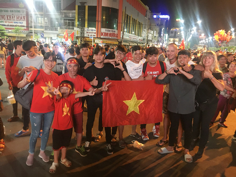 Hàng ngàn người dân Long Xuyên vỡ òa với chiếc huy chương vàng môn bóng đá nam SEA Games 30