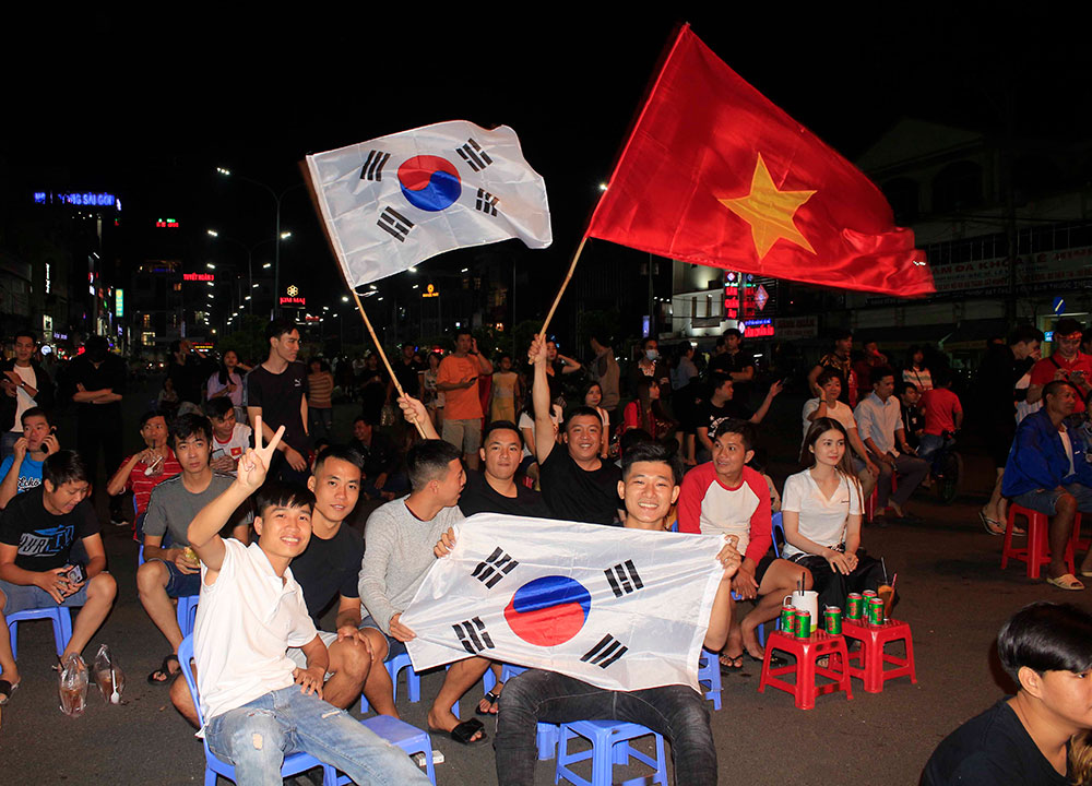 Hàng ngàn người dân Long Xuyên vỡ òa với chiếc huy chương vàng môn bóng đá nam SEA Games 30