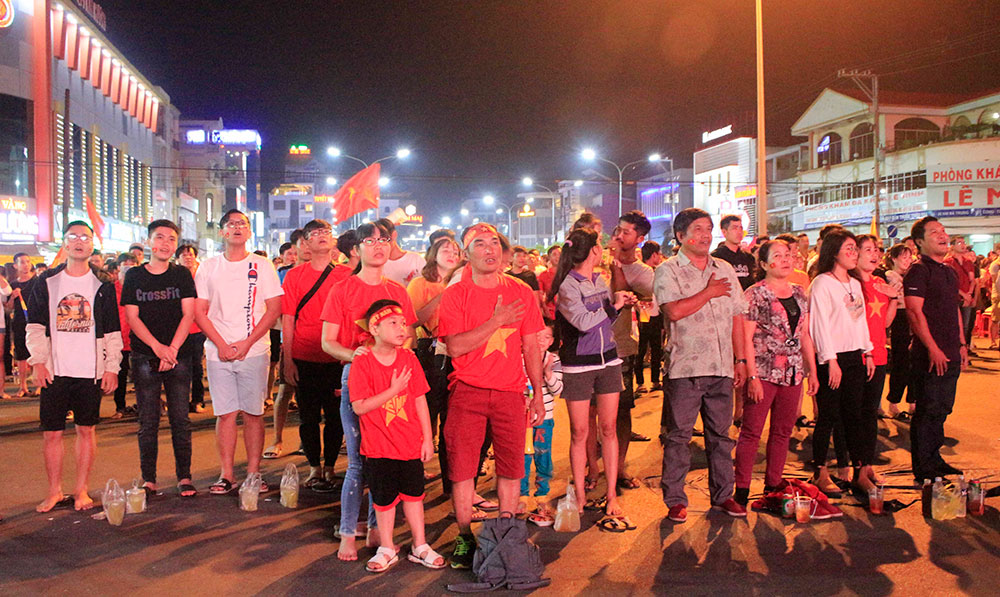 Hàng ngàn người dân Long Xuyên vỡ òa với chiếc huy chương vàng môn bóng đá nam SEA Games 30