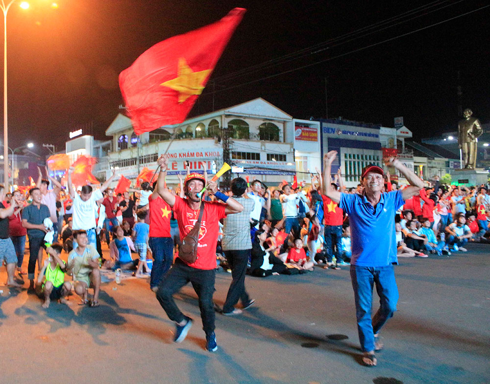 Hàng ngàn người dân Long Xuyên vỡ òa với chiếc huy chương vàng môn bóng đá nam SEA Games 30