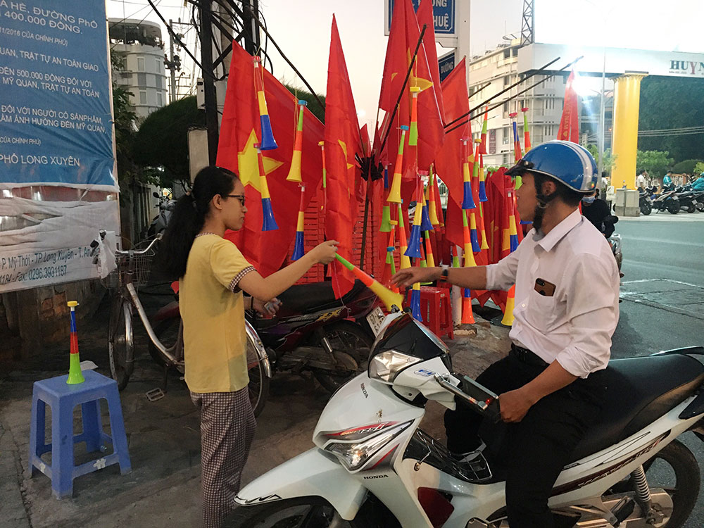 Hàng ngàn người dân Long Xuyên vỡ òa với chiếc huy chương vàng môn bóng đá nam SEA Games 30