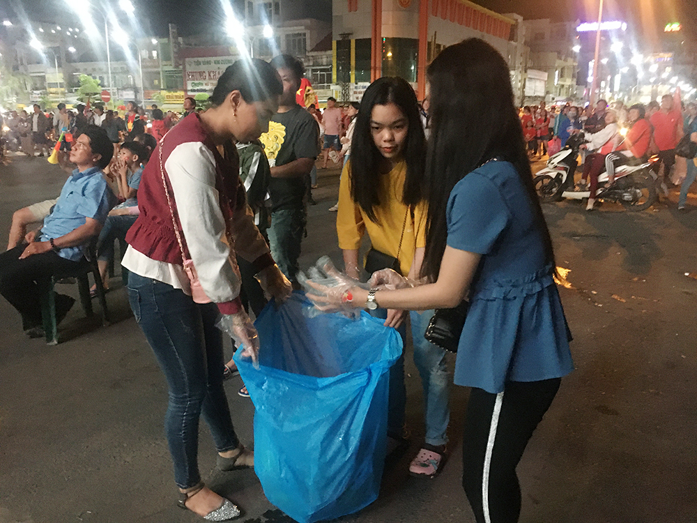 Hàng ngàn người dân Long Xuyên vỡ òa với chiếc huy chương vàng môn bóng đá nam SEA Games 30 Hàng ngàn người dân Long Xuyên vỡ hòa với chiếc huy chương vàng môn bóng đá nam SEA Games 30