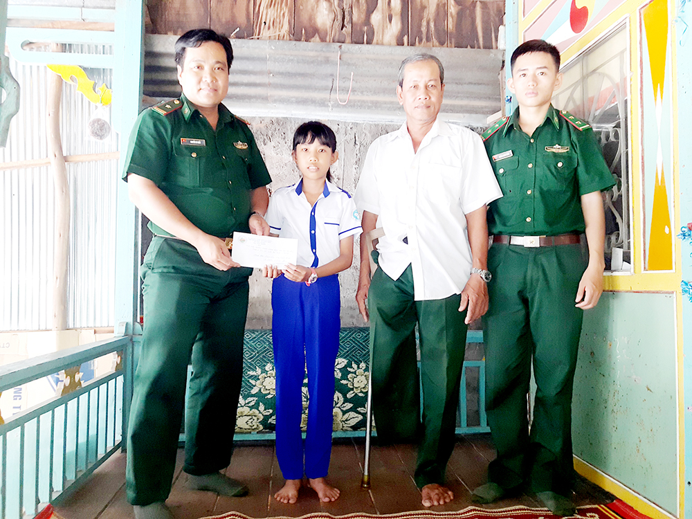 Đảng viên “quân hàm xanh” gần dân, chăm lo cho dân Đảng viên “quân hàm xanh” gần dân, chăm lo cho dân