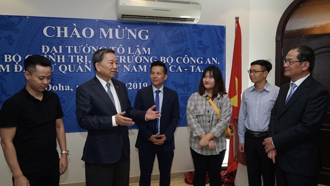 Bộ trưởng Tô Lâm thăm Đại sứ quán Việt Nam tại Qatar