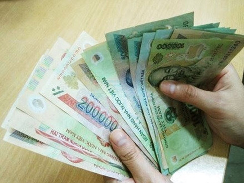 Từ 2021, lương của chồng có thể được chuyển thẳng vào tài khoản vợ