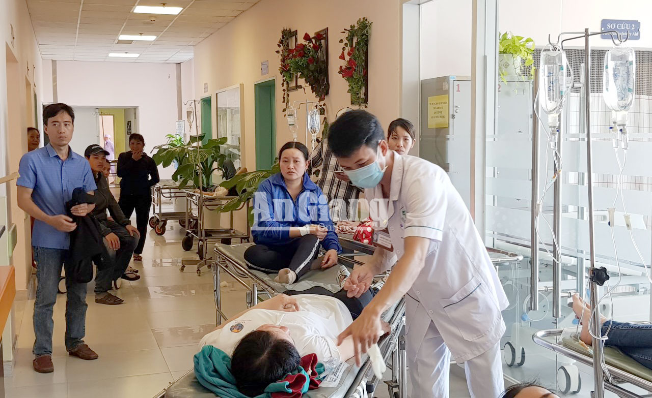 Bệnh viện Đa khoa Trung tâm An Giang cấp cứu công nhân ở TP. Cần Thơ bị ngộ độc thực phẩm tập thể