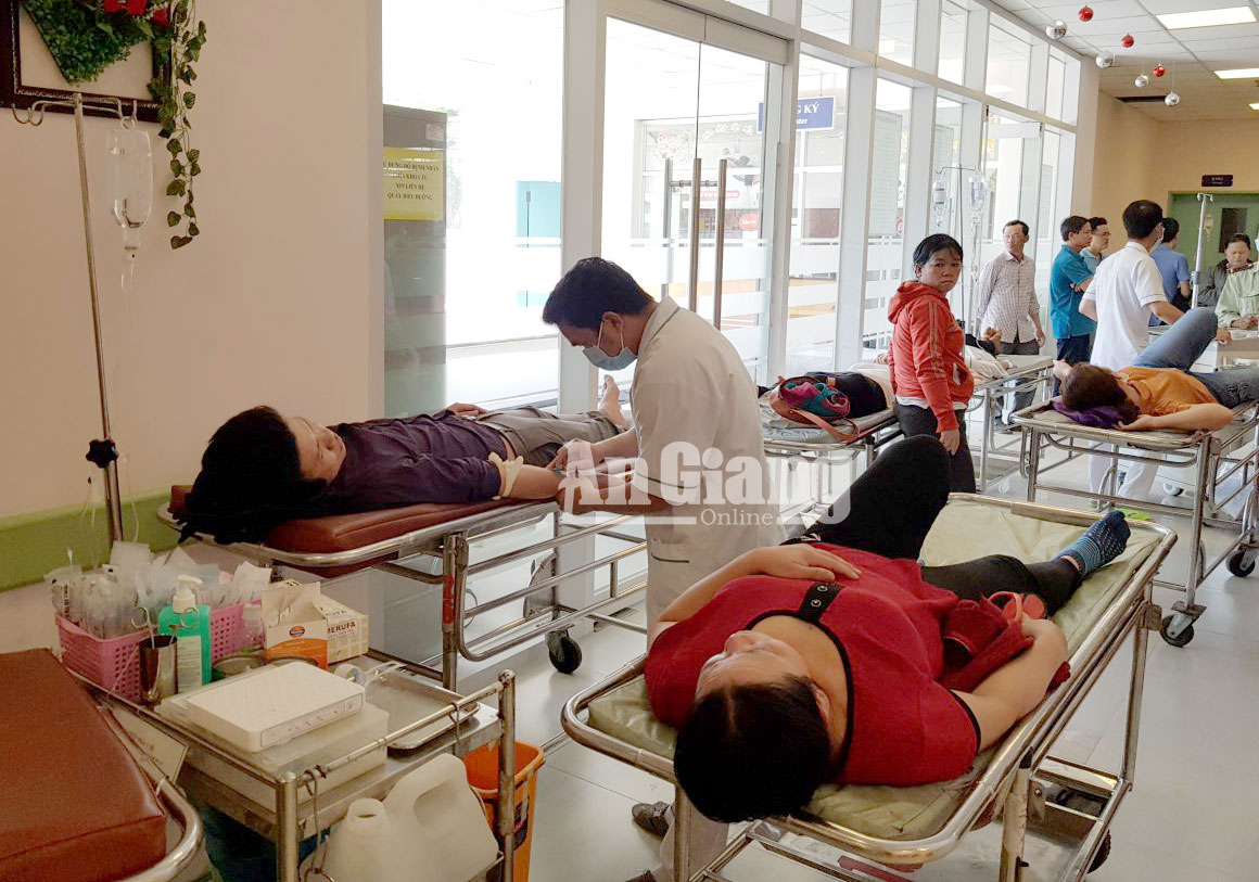 Bệnh viện Đa khoa Trung tâm An Giang cấp cứu công nhân ở TP. Cần Thơ bị ngộ độc thực phẩm tập thể