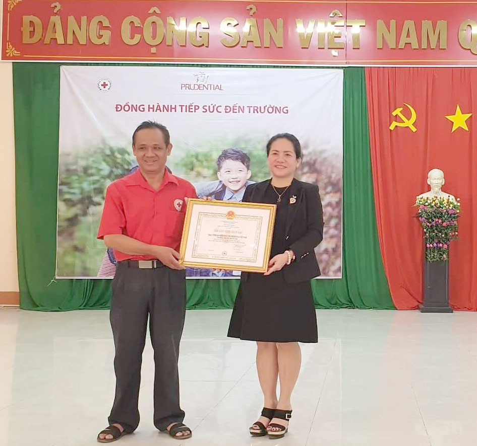 Prudential Việt Nam trao 20 xe đạp cho học sinh nghèo TX. Tân Châu