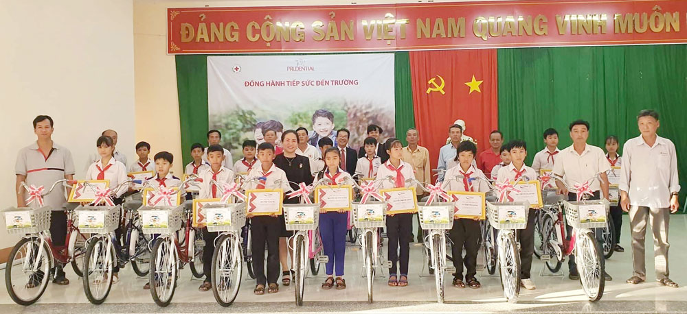 Prudential Việt Nam trao 20 xe đạp cho học sinh nghèo TX. Tân Châu