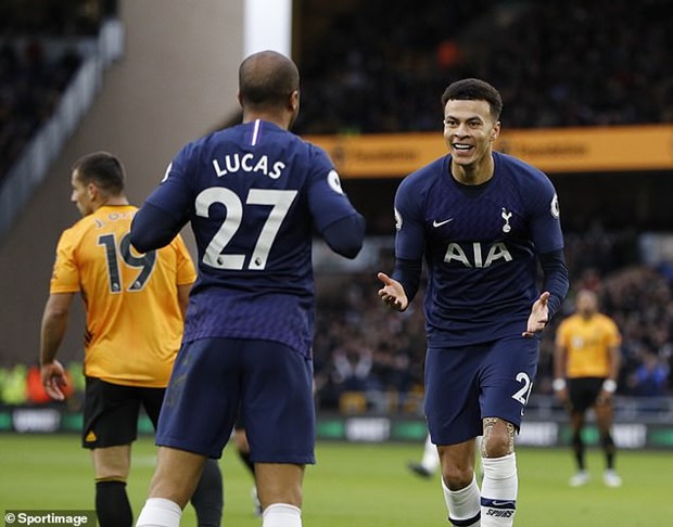 Manchester City vùi dập Arsenal, M.U thoát thua trên sân nhà