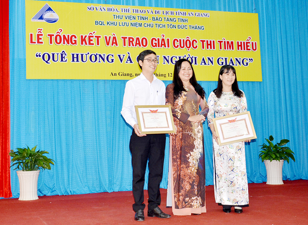 Trao giải cuộc thi tìm hiểu “Quê hương và con người An Giang” Trao giải cuộc thi tìm hiểu “Quê hương và con người An Giang”