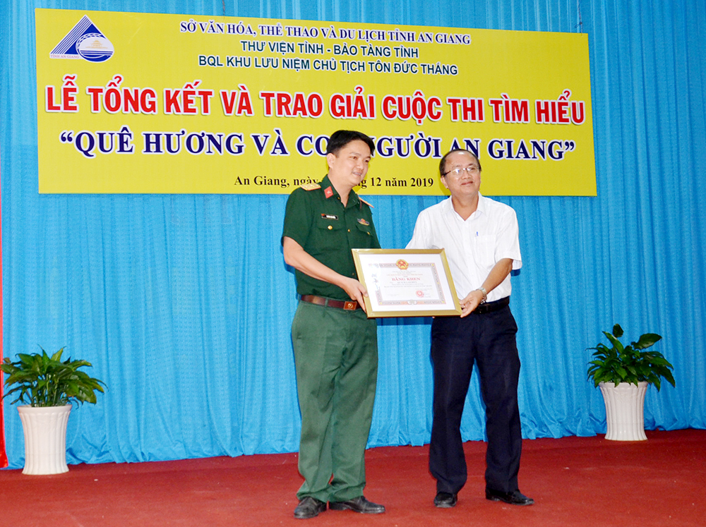 Trao giải cuộc thi tìm hiểu “Quê hương và con người An Giang” Trao giải cuộc thi tìm hiểu “Quê hương và con người An Giang”