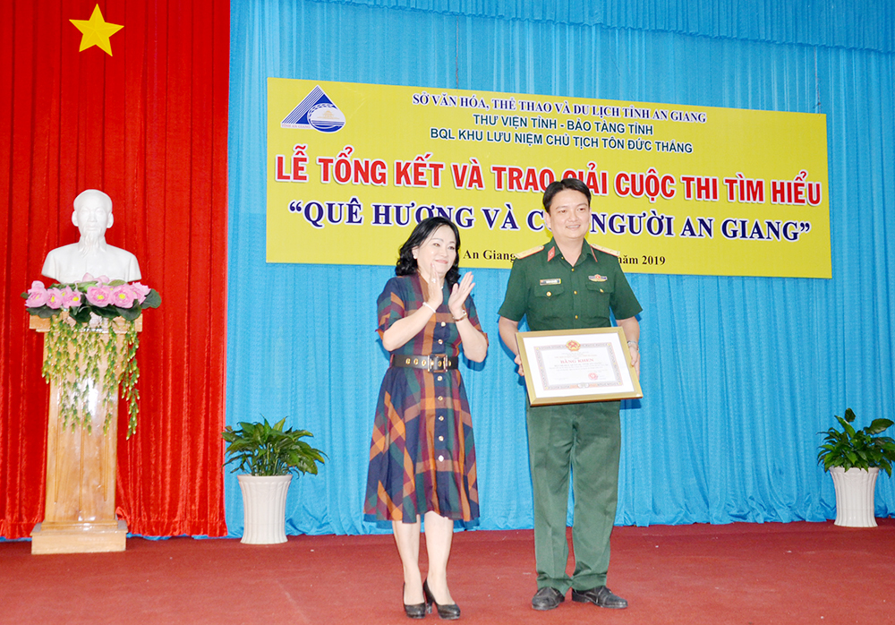 Trao giải cuộc thi tìm hiểu “Quê hương và con người An Giang” Trao giải cuộc thi tìm hiểu “Quê hương và con người An Giang”