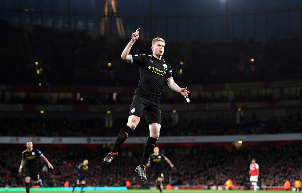 Manchester City vùi dập Arsenal, M.U thoát thua trên sân nhà