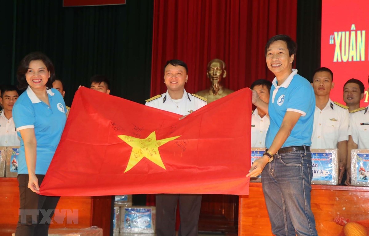 Tiếp nhận hàng hóa, quà tặng chiến sỹ Trường Sa và Nhà giàn DK1