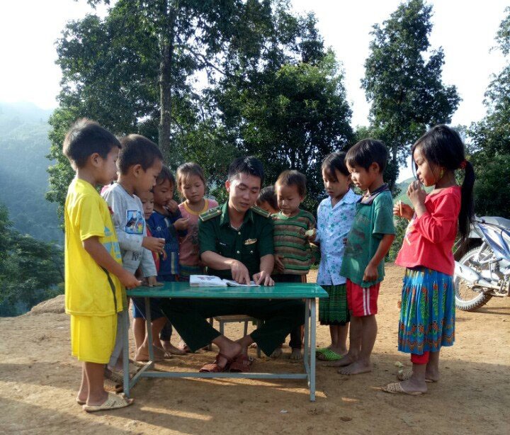 Thầy giáo trẻ mang quân hàm xanh dành cả thanh xuân gieo chữ vùng biên