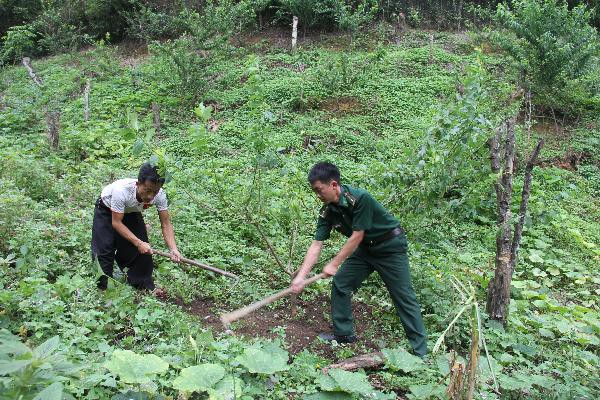 Thầy giáo trẻ mang quân hàm xanh dành cả thanh xuân gieo chữ vùng biên