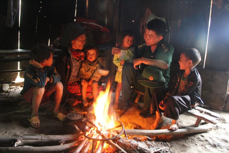 Thầy giáo trẻ mang quân hàm xanh dành cả thanh xuân gieo chữ vùng biên